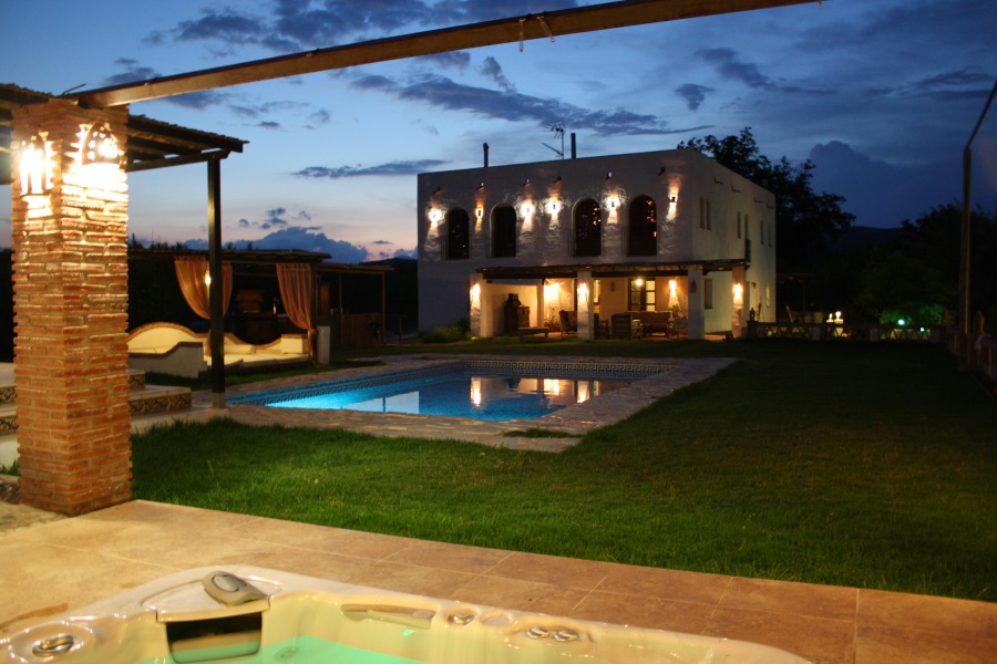 finca-at-night